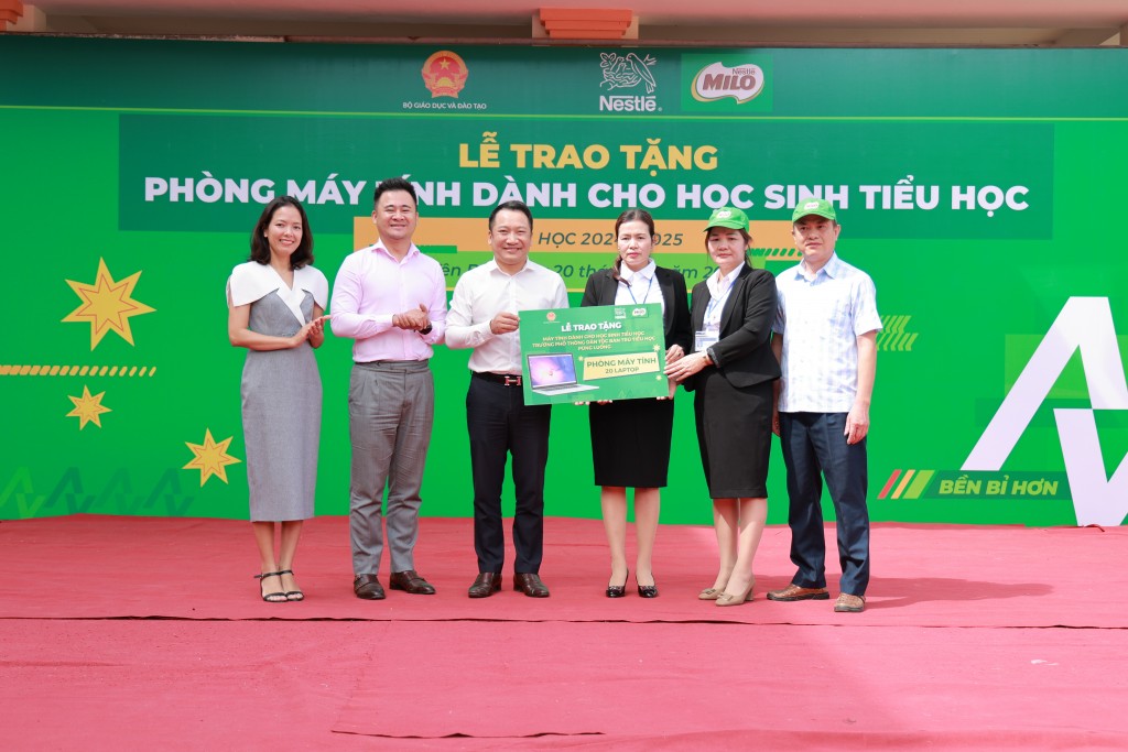 Đại diện Bộ GDDT, Nestlé MILO trao tặng phòng máy tính cho Trường PTDT Bán trú Tiểu học Púng Luông