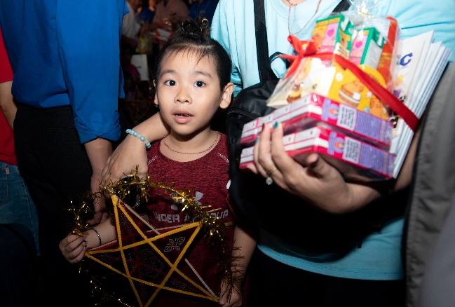 A child holding presents

AI-generated content may be incorrect.