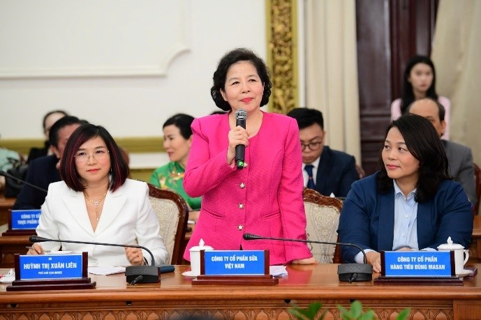 A person in a pink dress speaking into a microphoneAI-generated content may be incorrect., Picture