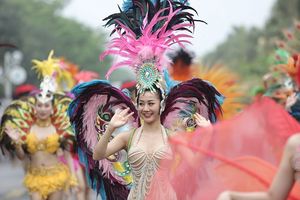 Hàng vạn du khách dự khai mạc lễ hội hoa tại Sầm Sơn