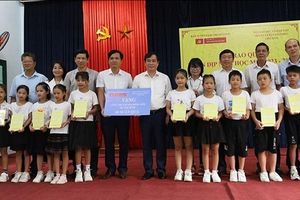 Ban Tuyên giáo Trung ương thăm, tặng quà cho học sinh có hoàn cảnh khó khăn tại Quảng Bình