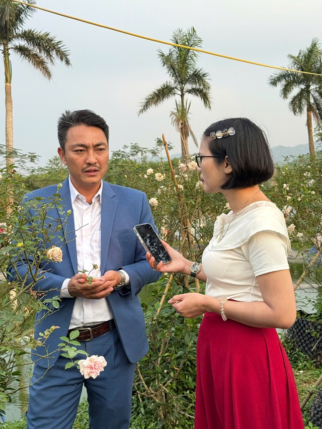 Anh Đặng Trọng Tấn – Giám đốc Khu du lịch sinh thái Hòn Mát trao đổi với phóng viên