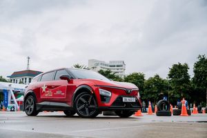 VinFast VF 7 - Ngôi sao C-SUV mùa du xuân: Chỉ hơn 700 triệu đồng lăn bánh, giá trị vượt xa tầm tiền