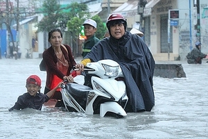 Đường Sài Gòn thành sông, nơi ship đồ ăn tận miệng, nơi ngừng dịch vụ từ trưa