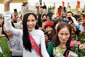 Hoa hậu Đỗ Thị Hà trở về quê nhà