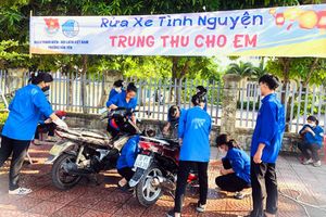 Hà Tĩnh: Màu áo xanh tình nguyện rửa xe gây quỹ Trung thu cho em
