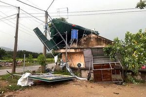 Nghệ An: Mưa lớn kèm theo giông lốc khiến nhiều nhà dân bị hư hỏng nặng