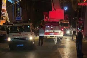Video: Thang lắp kính sập trên phố Hà Nội, 3 người chết