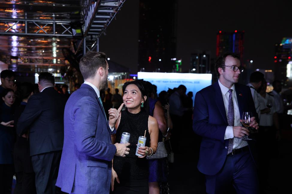 A group of people at a party

AI-generated content may be incorrect.