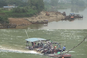 Tuyên Quang: Sông Lô quằn quại, bãi tập kết lấn sông vẫn ngang nhiên hoạt động?