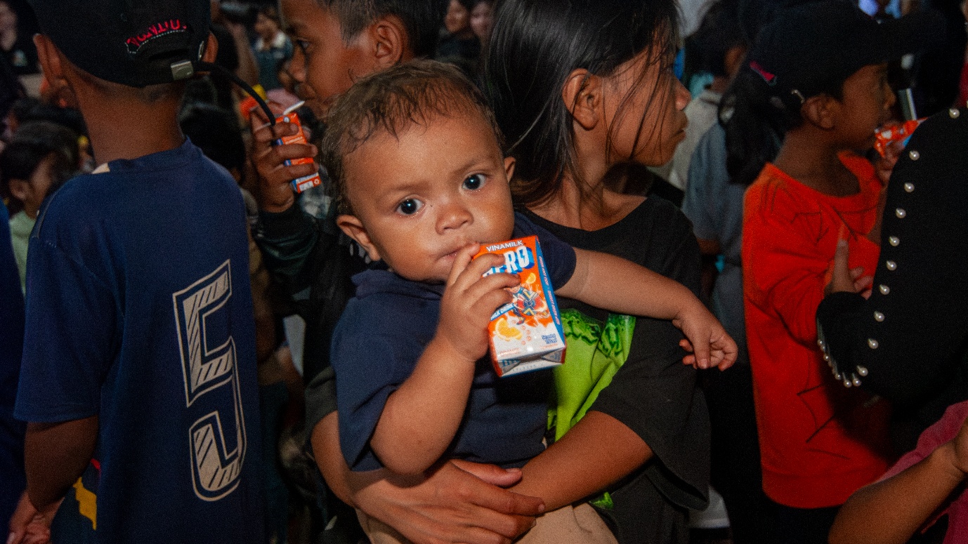 A baby holding a box of milk

AI-generated content may be incorrect.