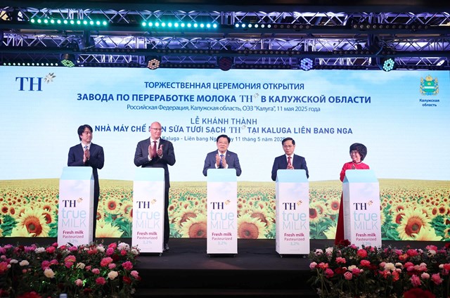 Từ trái qua: ông Nguyễn Việt Quang, Giám đốc cấp cao chiến lược Tập đoàn TH; ông Dmitry Chernyshenco - Phó Thủ tướng Chính phủ Liên bang Nga; ông Phan Đình Trạc, Trưởng ban Nội chính Trung ương; ông Bùi Thanh Sơn, Phó Thủ tướng Chính phủ Việt Nam và Anh hùng Lao động Thái Hương nhấn nút khánh thành Nhà máy. Buổi lễ được tổ chức tại cả Kaluga và tại Moscow - trong khuôn khổ Diễn đàn Doanh nghiệp Việt Nam – Biên bang Nga với sự chứng kiến của Tổng Bí thư Tô Lâm.