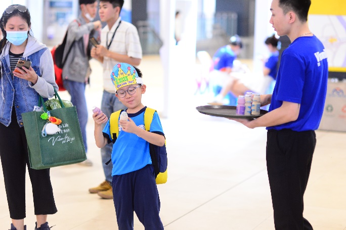 A child holding a tray and a tray with food

Description automatically generated