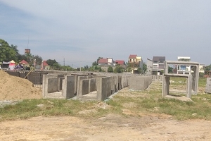 Hà Tĩnh: Sân bóng phường thành nơi đổ cấu kiện bê tông