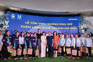 Tôn vinh những phụ nữ thầm lặng nghề ve chai tại Hà Nội