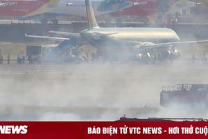 Video: Máy bay nổ lốp, bốc khói khi chạy đà ở sân bay Tân Sơn Nhất