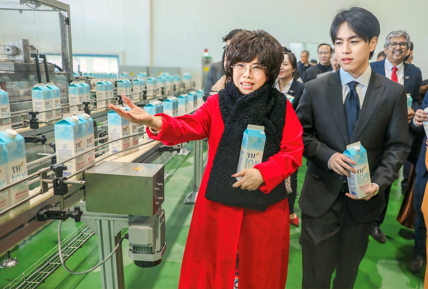 Từ những trang trại và cánh đồng nguyên liệu ở Nghĩa Đàn – Nghệ An, nơi bắt đầu hành trình của TH, đến vùng đất Kaluga xa xôi, lạnh giá – đây là chặng đường không chỉ của địa lý mà còn là biểu trưng cho khát vọng Việt Nam vươn tầm toàn cầu. Như lời Nhà Sáng lập – Anh hùng Lao động Thái Hương: “Tôi sẽ đưa ly sữa Việt Nam ra thế giới”.