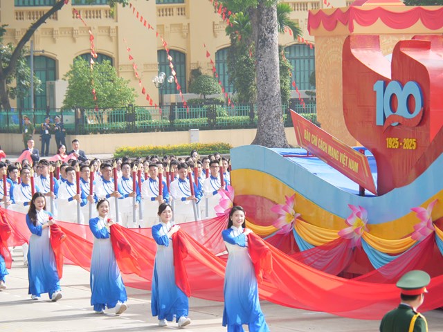 Khối diễu hành Báo chí Cách mạng Việt Nam 