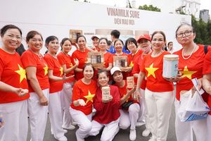 Hàng ngàn người cao tuổi Hà Nội tham gia đồng diễn múa quạt dưỡng sinh