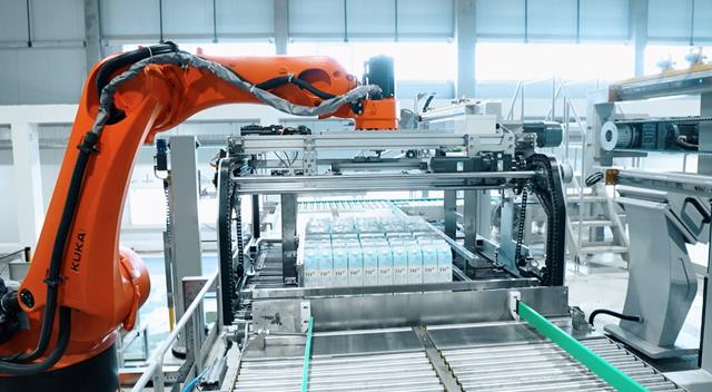 Các dây chuyền đóng gói, chiết rót và vận hành được nhập khẩu đồng bộ từ các quốc gia công nghiệp như Nhật Bản, Thụy Điển, Na Uy và Trung Quốc, tạo nên một hệ sinh thái công nghệ hiện đại, đồng bộ.  