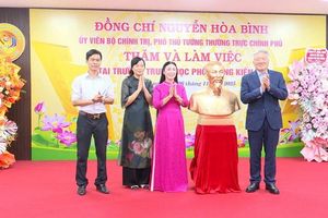 Phó Thủ tướng Thường trực Nguyễn Hòa Bình thăm và làm việc tại Trường THPT Kiến An
