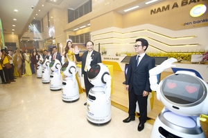 Ngân hàng đầu tiên có robot thông minh phục vụ khách hàng