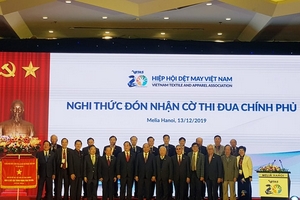 Hiệp hội Dệt may Việt Nam đón nhận Cờ thì đua Chính phủ