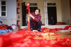 Nơi người dân ngày ngủ 3 tiếng để làm cờ cổ vũ đội tuyển Việt Nam