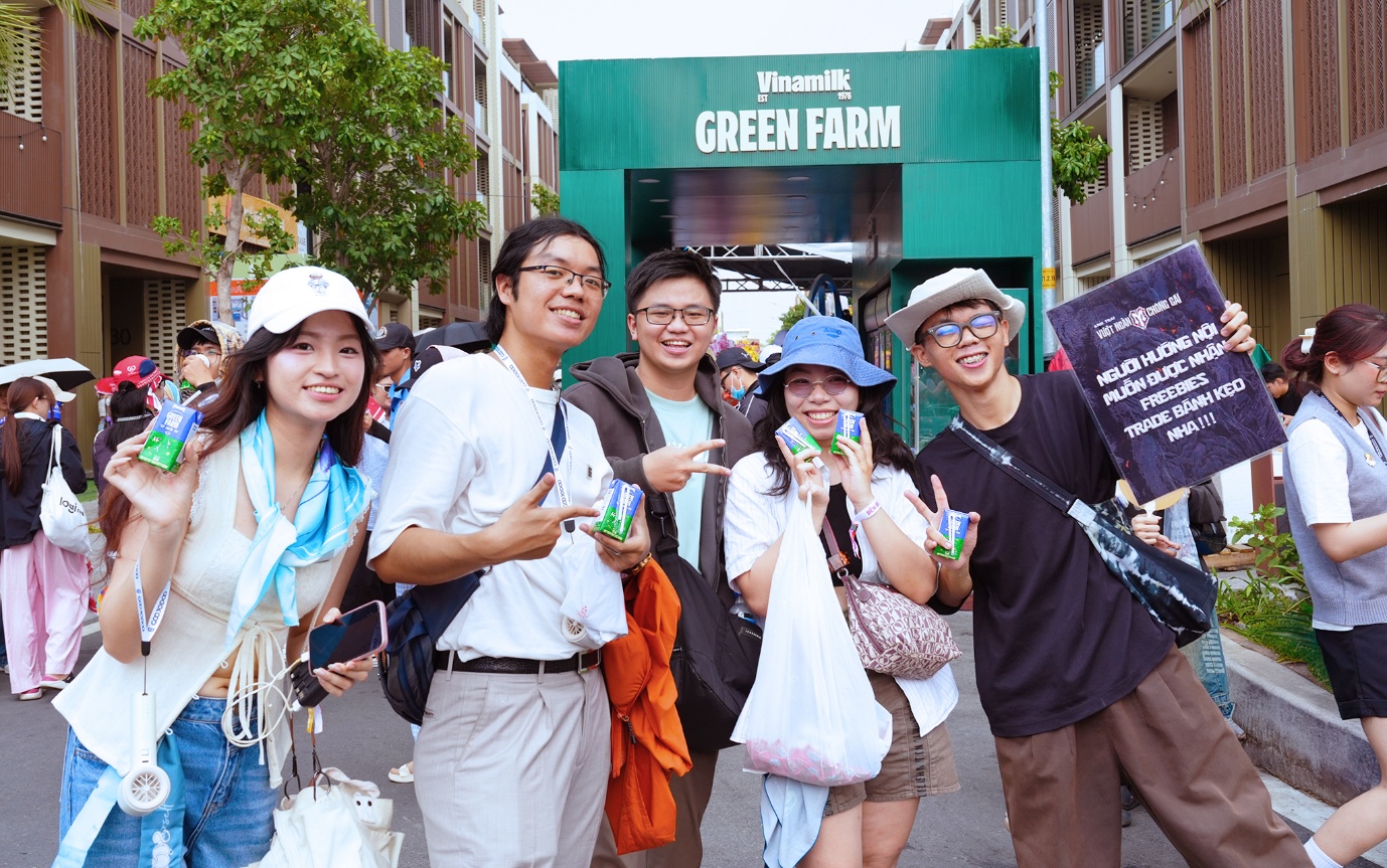 A group of people posing for a photo

AI-generated content may be incorrect.