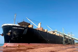 Tàu trọng tải lớn tấp nập “xông đất” cụm cảng nước sâu Hà Tĩnh