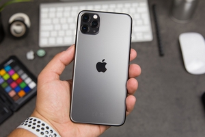 iPhone 11 giá giảm ‘kịch sàn’, nhiều cửa hàng ngừng kinh doanh