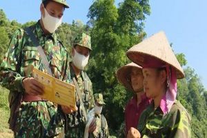 Biên phòng Sơn La tặng khẩu trang, phát loa tuyên truyền chống dịch COVID-19