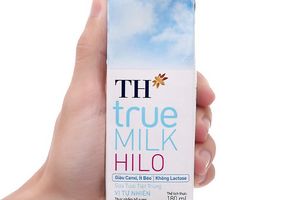 Tại sao sữa TH true MILK HILO có hiện tượng lắng ở đáy hộp, đổi màu và hương vị riêng?