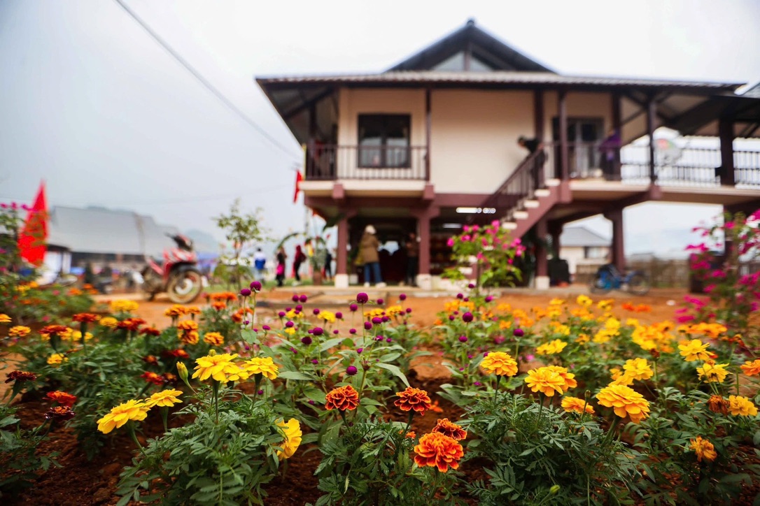 A house with flowers in front of it

Description automatically generated