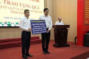 Liên hiệp Các tổ chức hữu nghị Việt Nam trao 3,4 tỷ đồng tiếp sức Nghệ An hỗ trợ bà con vùng lũ