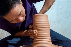 Nghệ nhân Bùi Thanh Tùng & những “dị bản” gốm vuốt tay độc bản