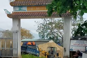 Đà Nẵng: Đình làng thành bãi tập kết cát!