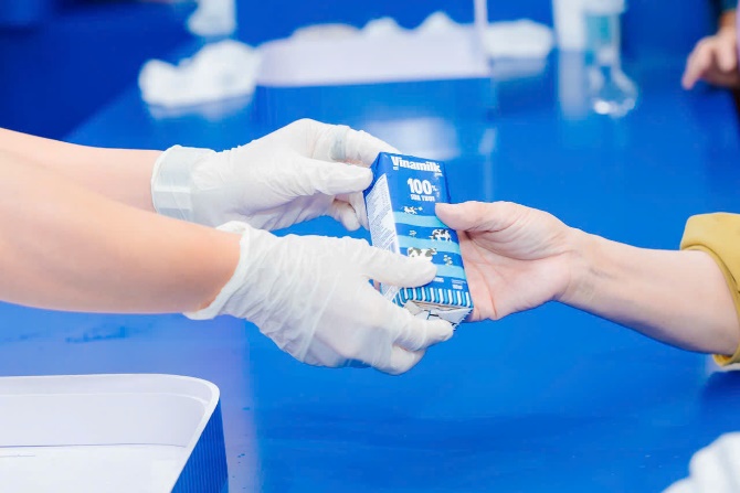 A person handing a package of tissue

AI-generated content may be incorrect.