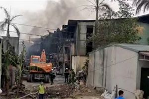 Cận cảnh cháy lớn, kèm nhiều tiếng nổ tại kho hóa chất ở Hà Nội