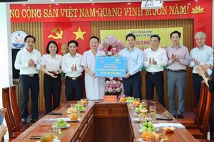 Lãnh đạo Bộ Y tế trao 100 suất quà động viên đội ngũ y tế Đức Thọ