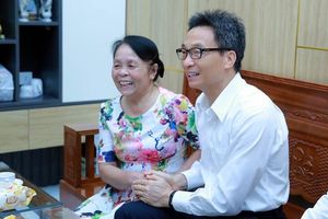 Phó Thủ tướng Vũ Đức Đam thăm nữ anh hùng ‘đếm bom’ ở Đồng Lộc