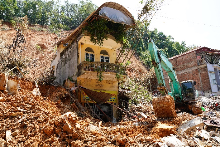 A building with a construction crane in the ground

Description automatically generated with medium confidence