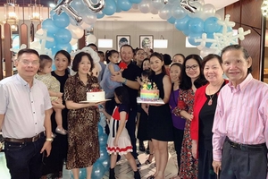Phạm Quỳnh Anh rạng rỡ bên Quang Huy mừng sinh nhật con gái
