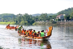 Hà Tĩnh: Nô nức đua thuyền trên sông Ngàn Trươi