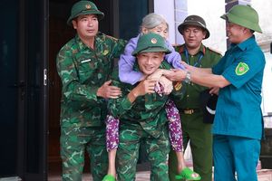 Hà Tĩnh sơ tán người dân trước khi bão số 10 đổ bộ