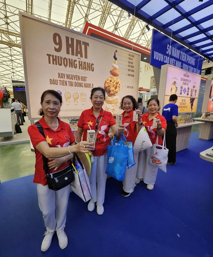 A group of women posing for a photo

AI-generated content may be incorrect.