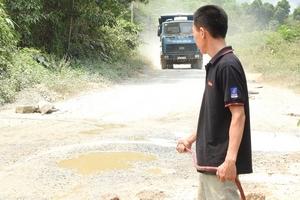 Quảng Bình: Xe quá tải “cày nát” đường dân sinh