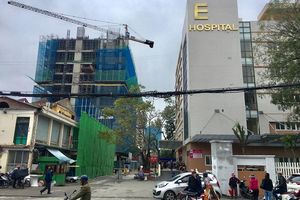 Bệnh viện E Hà Nội: Cần trục tháp mất an toàn?