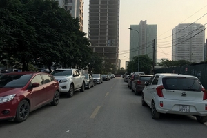 Bãi xe không phép trong khu tái định cư Hà Nội: Chính quyền bất lực?