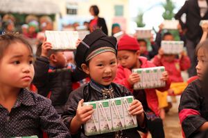 Quỹ sữa vươn cao Việt Nam và Vinamilk với nỗ lực bền bỉ để trẻ em vùng cao được đến trường, uống sữa